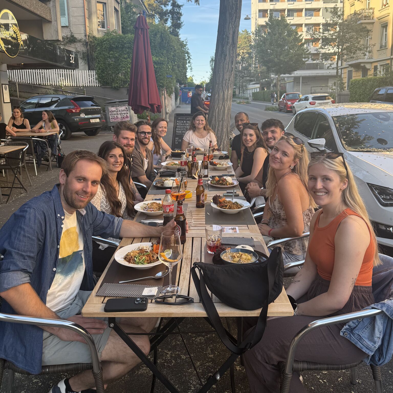 Marc Deriaz beim unkomplizierten Essen mit Freunden