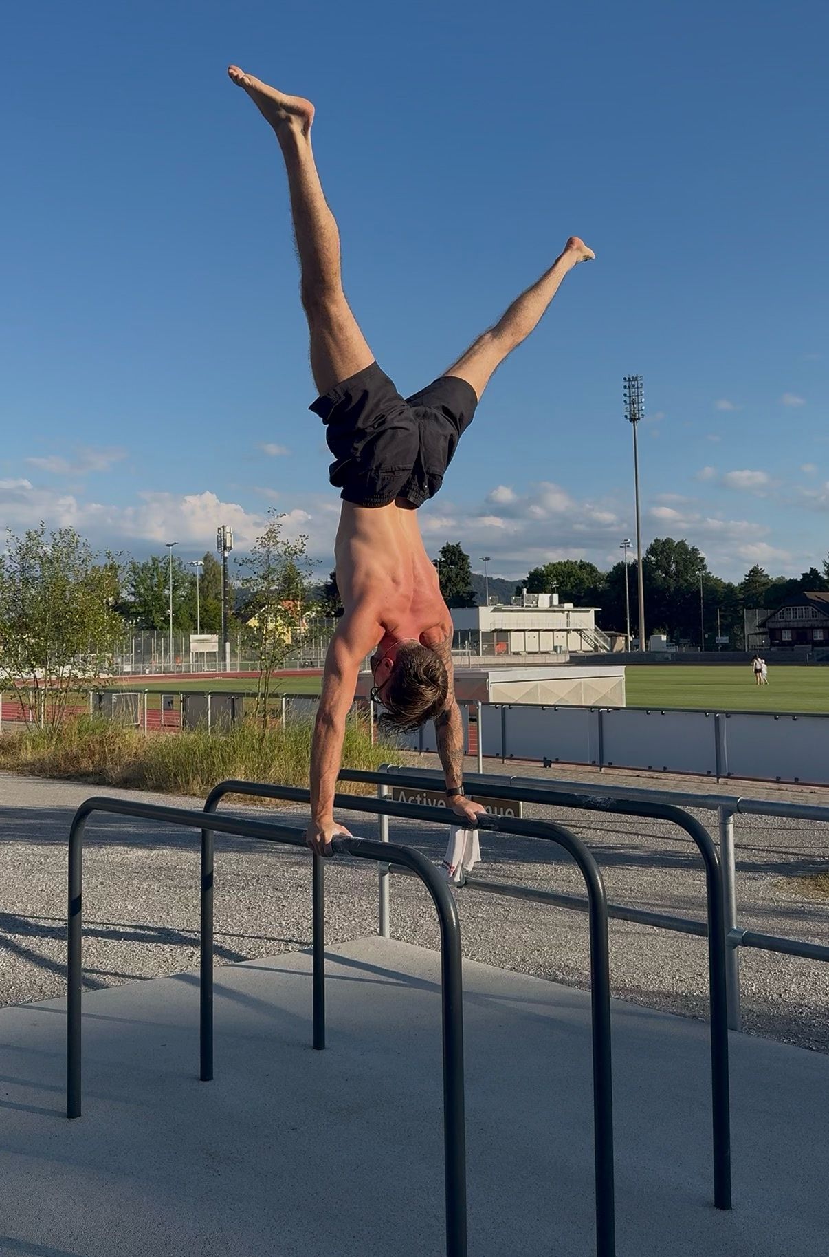 Marc Deriaz beim Calisthenics im Freien